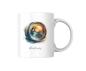 Preview: Eine weiße Keramiktasse mit einem bunten, aquarellierten Motiv eines Kameraobjektivs. Das Objektiv zeigt lebendige Farben und ist umgeben von Farbspritzern. Unten auf der Tasse steht der Name „Andreas“ in einer eleganten Schrift. Diese Tasse ist ein ideal